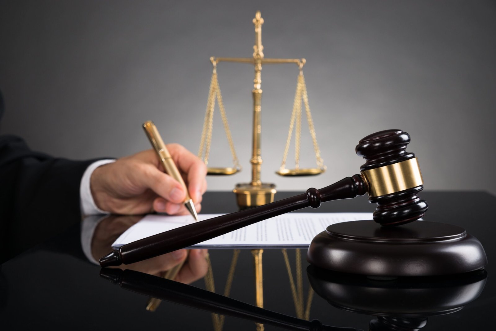 Top 7 Qualities to Look for in a Skilled Litigation Lawyer